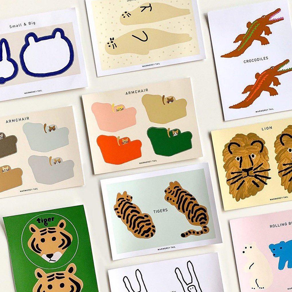 韓国雑貨店で販売されているアート作品が額縁に入れられて飾られている様子。部屋に明るさをもたらすアイテム。