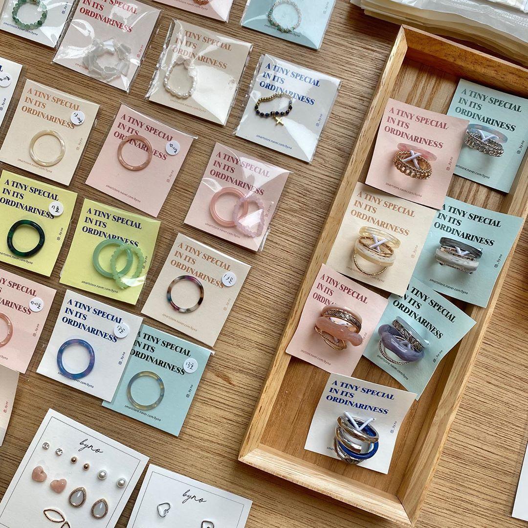 韓国雑貨店で取り扱うカラフルで可愛いヘアピンのコレクション。豊富な種類で、韓国の女の子がよく使うヘアアクセサリーです。