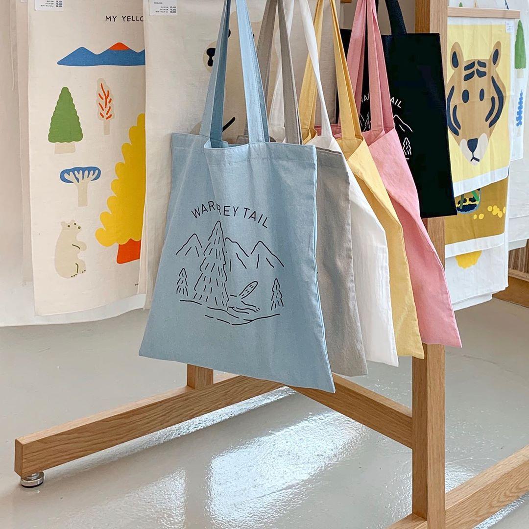 韓国雑貨店の店内で販売されている優しいパステルカラーのアイテムたち。見ているだけで心が安らぐグッズコレクション。