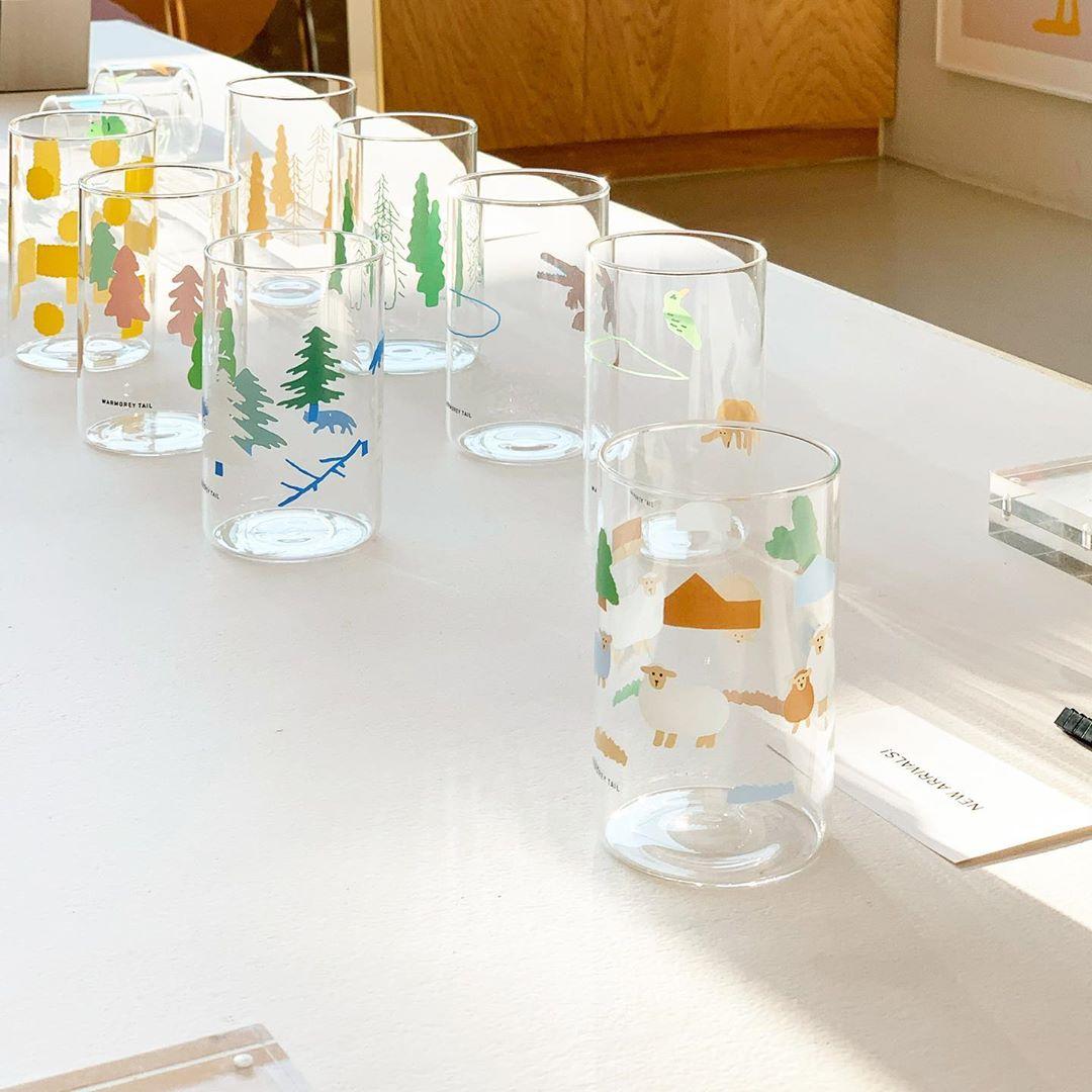 韓国雑貨店の静かなインテリアに飾られている可愛い猫のステッカー。ユニークで購入欲を刺激するアイテム。