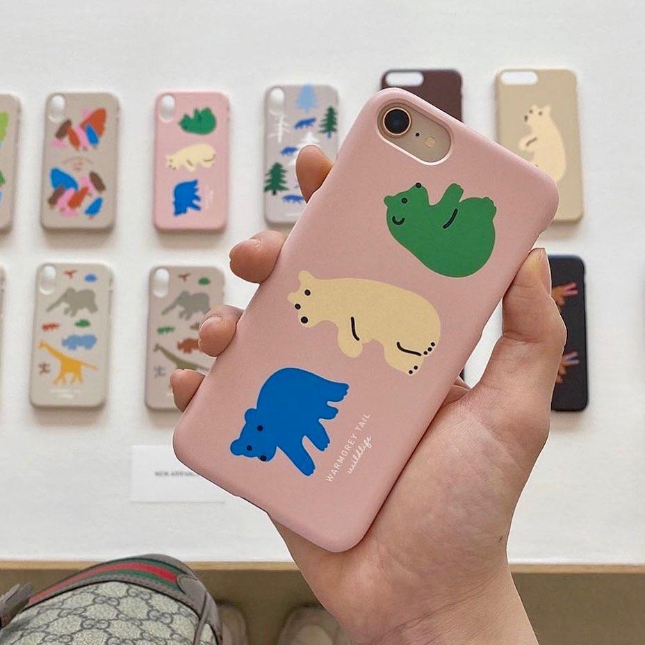 パステルカラーのグッズが展示されている韓国雑貨店の棚。見るだけで癒される様々なアイテムのコレクション。