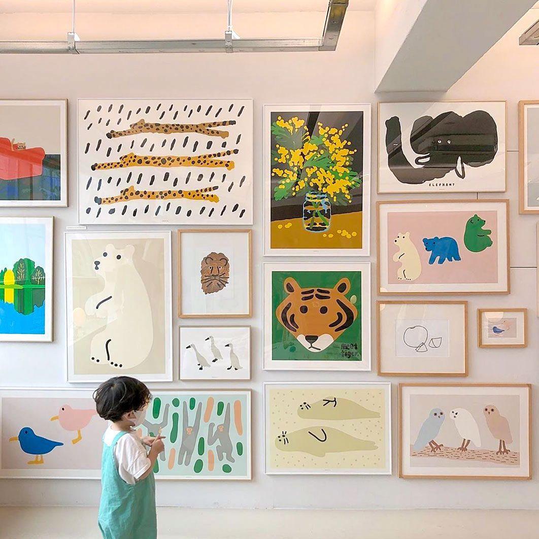 韓国雑貨店の店内に並べられたインテリアアイテム。部屋に飾ると一気に雰囲気が暖かくなるようなアイテムが販売されています。