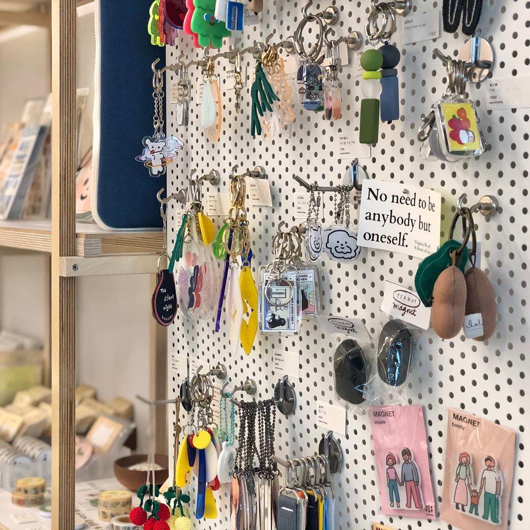 韓国雑貨店の店内に並べられた可愛いキャラクターのスマホケースと小物たち。カラフルで楽しいデザインのアイテムが並ぶ。