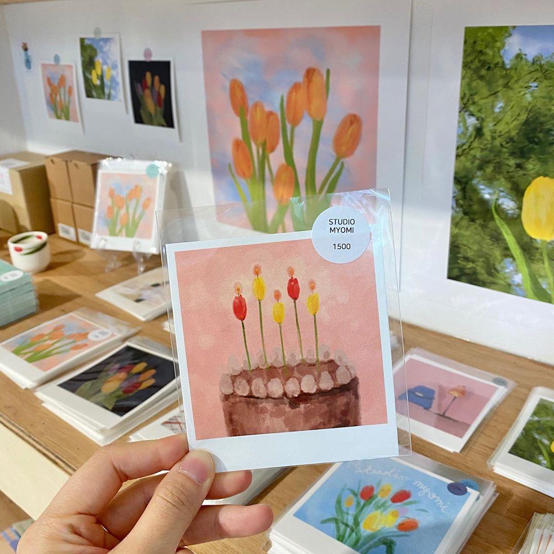 動物デザインのグッズが並べられた韓国雑貨店の棚。癒しのキャラクターアイテムとステーショナリーが豊富な品揃え。