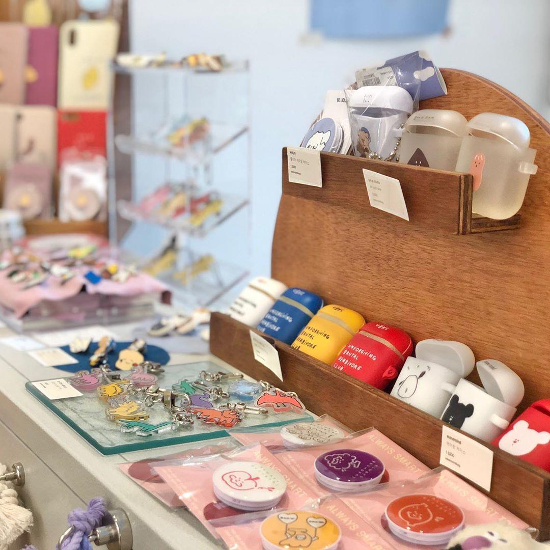 様々なバッグが並べられたディスプレイ。韓国雑貨店で販売されているカラフルで可愛い巾着バッグとトートバッグのコレクション。