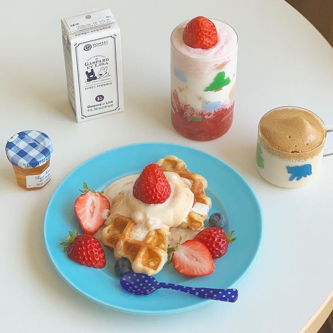 韓国雑貨店の額縁に入れられたアート作品。部屋の雰囲気を明るくする装飾アイテム。