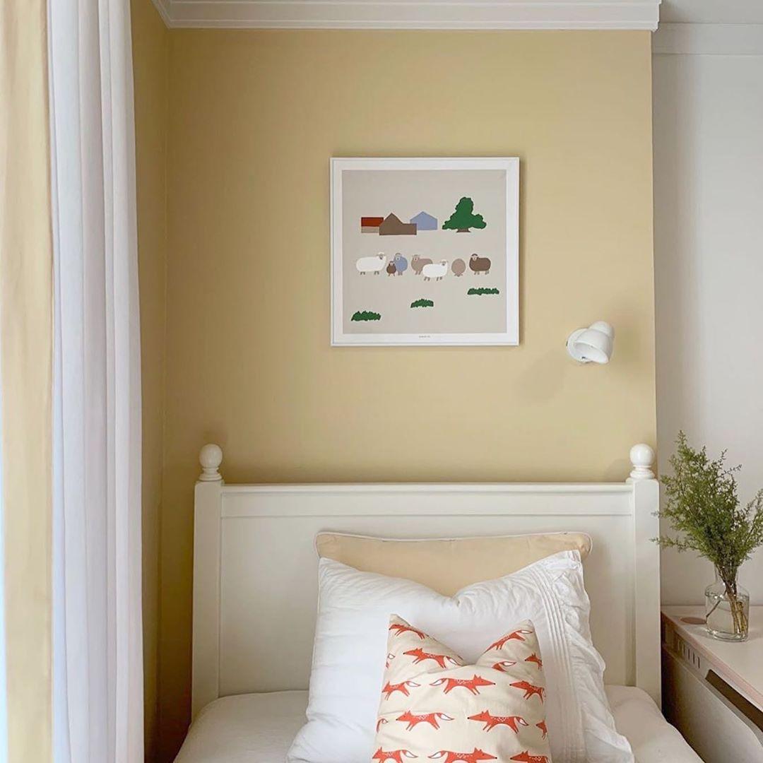 韓国雑貨店で販売されているイラストが額縁に入れられている様子。部屋のインテリアを華やかにするアイテム。