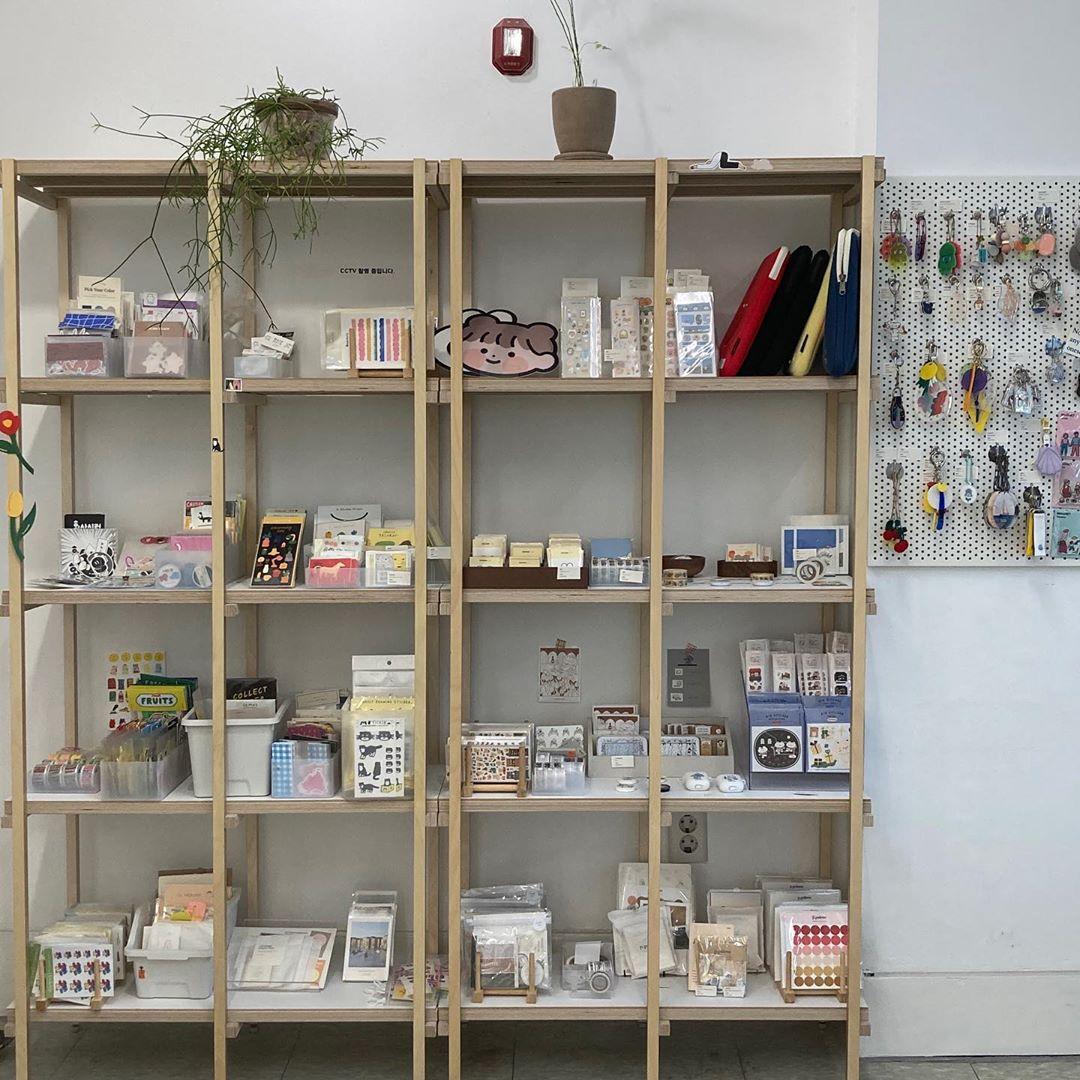 韓国雑貨店の棚に並べられた文房具とキャラクターグッズのコレクション。様々な種類のステーショナリーやかわいいアイテム。