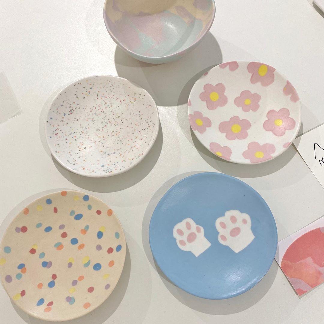 韓国雑貨店の店内に並べられた可愛いキャラクターキャンドル。多彩なデザインのアイテムが見られるインテリア仕上げ。