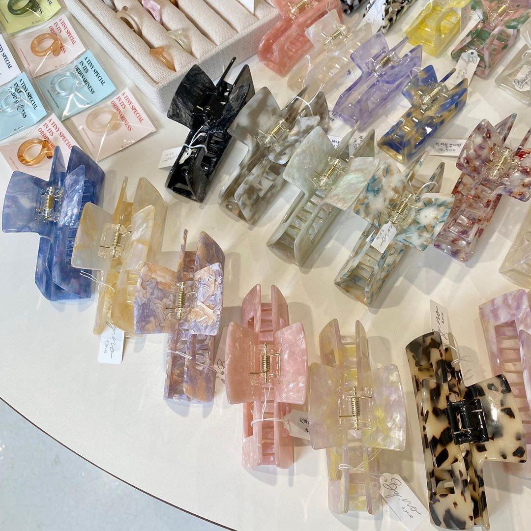 韓国雑貨店の棚に展示されたカラフルで可愛いプレートたち。料理を乗せるだけでなくアクセサリー置きとしても使えます。