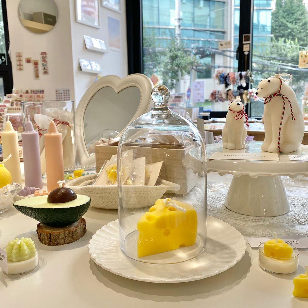可愛いキャンドルが並ぶ韓国雑貨店のショーケース。お土産にぴったりのアイテムたちが豊富に取り揃えられている。
