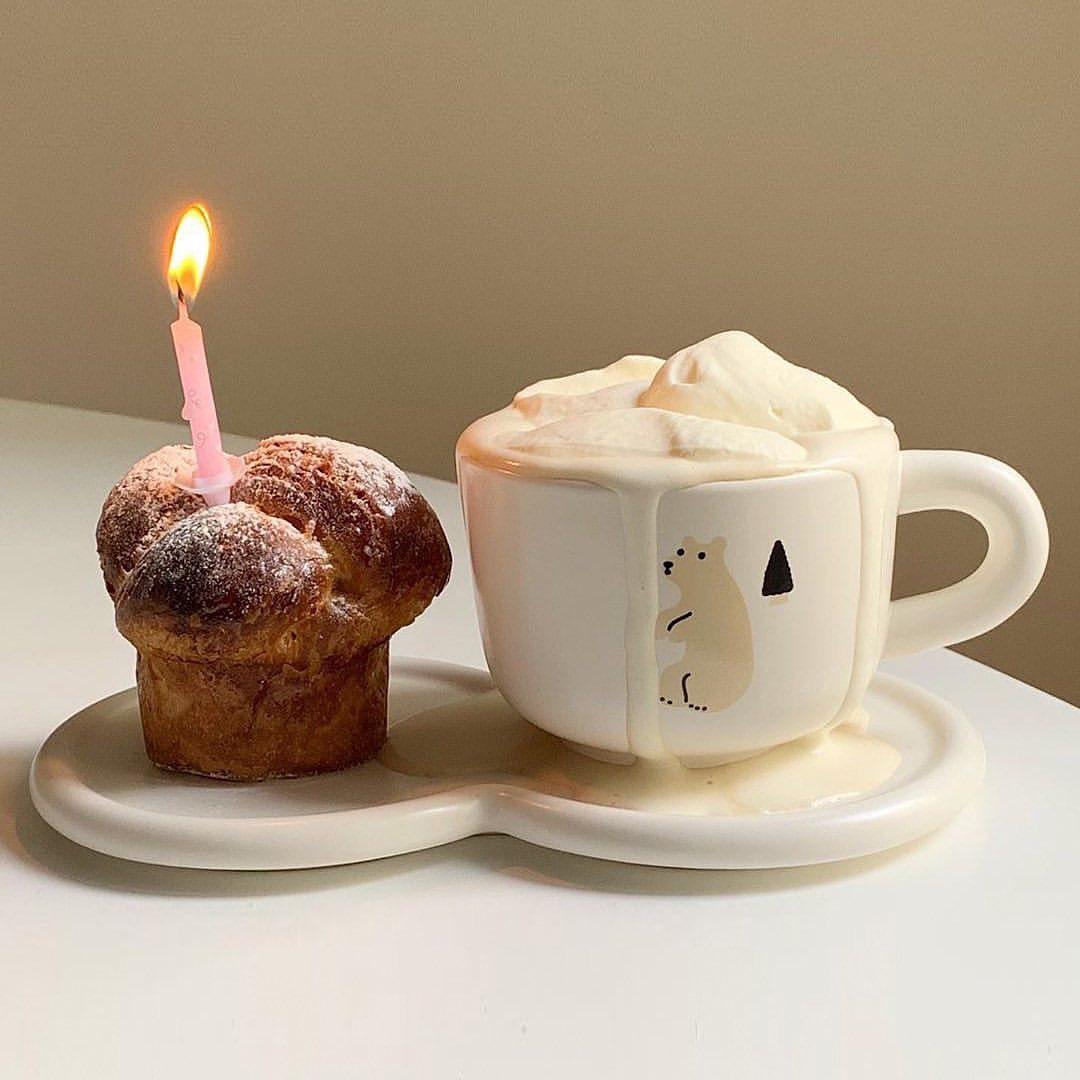 韓国雑貨店の棚に並べられたアート作品。部屋の雰囲気を明るくするために飾られる絵の額縁。