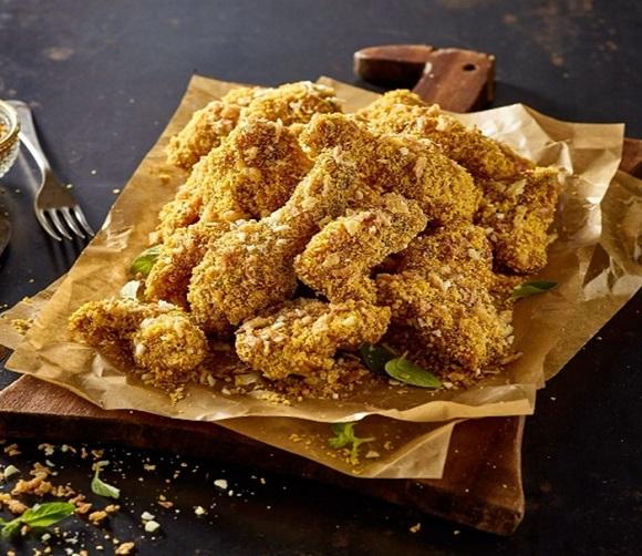 韓国のBBQチキンの人気メニュー、黄金オリーブチキンの画像。サクサクの食感が自慢の韓国フライドチキンが美味しそうに並んでいます。