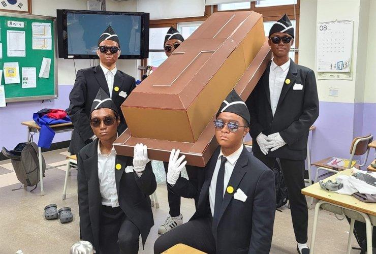 ภาพถ่ายจบการศึกษาของนักเรียนเกาหลีใต้ ทำให้เกิดประเด็นการเหยียดสีผิว ด้าน Sam Okyere ออกมาโพสต์ตอบโต้ลงโซเชี่ยล และสุดท้ายเขาต้องออกมาขอโทษ?