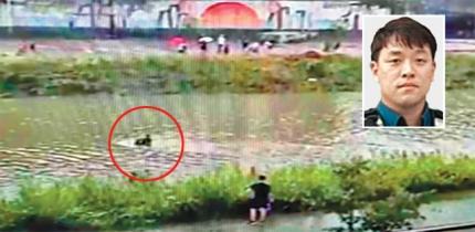 ภาพชายตำรวจเกาหลีกำลังช่วยคนตกน้ำ พร้อมภาพแสดงองศาไกลและใกล้จากกล้องวงจรปิด