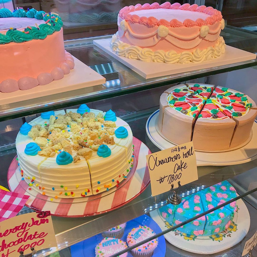 Một bộ sưu tập bánh ngọt đa dạng được trang trí đẹp mắt trong một tiệm bánh ở Hàn Quốc.