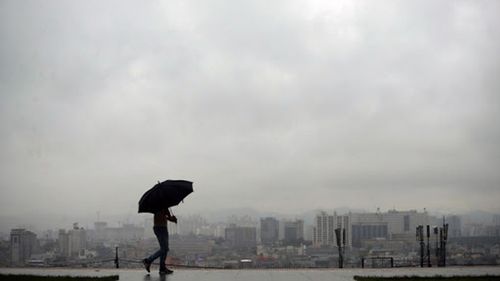 นับตั้งแต่ช่วงปลายเดือนมิถุนายนถือเป็นช่วงหน้าฝนของประเทศเกาหลี ซึ่งปีนี้ช่วงมรสุมยาวนานติดต่อกันกว่า 49 วันและได้ทำลายสถิติเดิมที่ถูกบันทึกเอาไว้