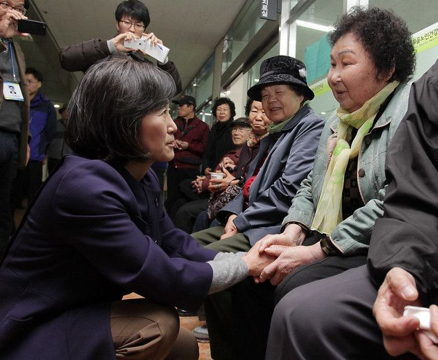 韓國傳統文化中的長輩角色，突顯長幼有序的禮儀文化