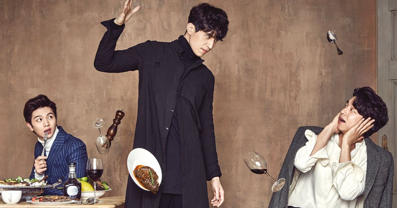 一個男人在餐館生氣地丟掉盤子，體現失控與憤怒的情緒反應