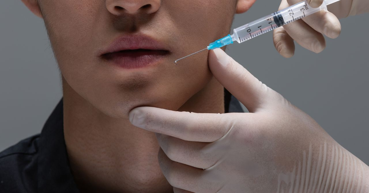 一名男子接受整形手術注射，反映韓國盛行的整形文化