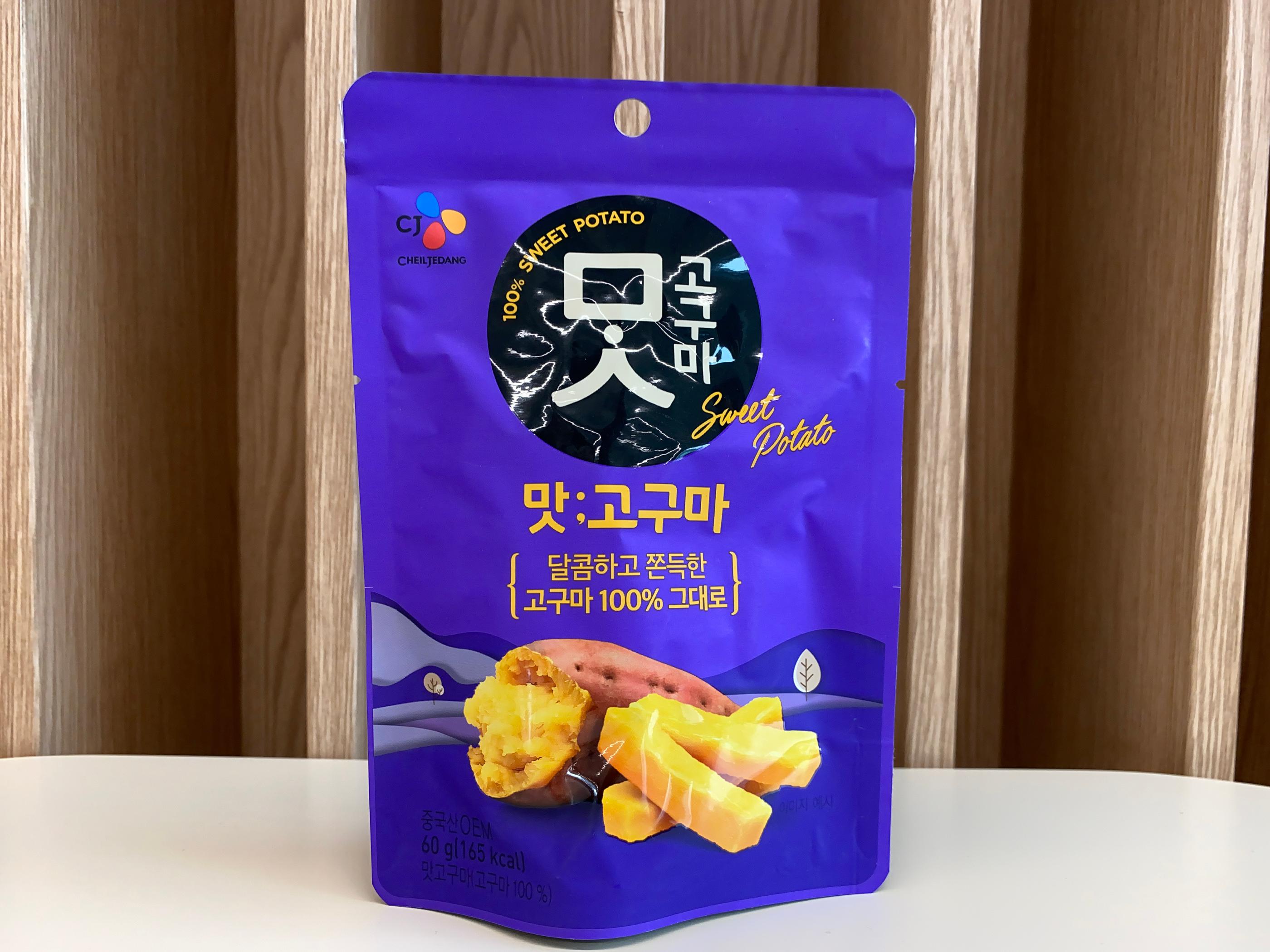 CJ CheilJedang-ийн бүтээгдэхүүн болох амтат төмсний амт бүхий цагаан амттангийн савлагаатай зураг. Зөвхөн ойролцоо амттай энэхүү бүтээгдэхүүнийг 100% байгалийн орц найрлагаар баяжуулсан.