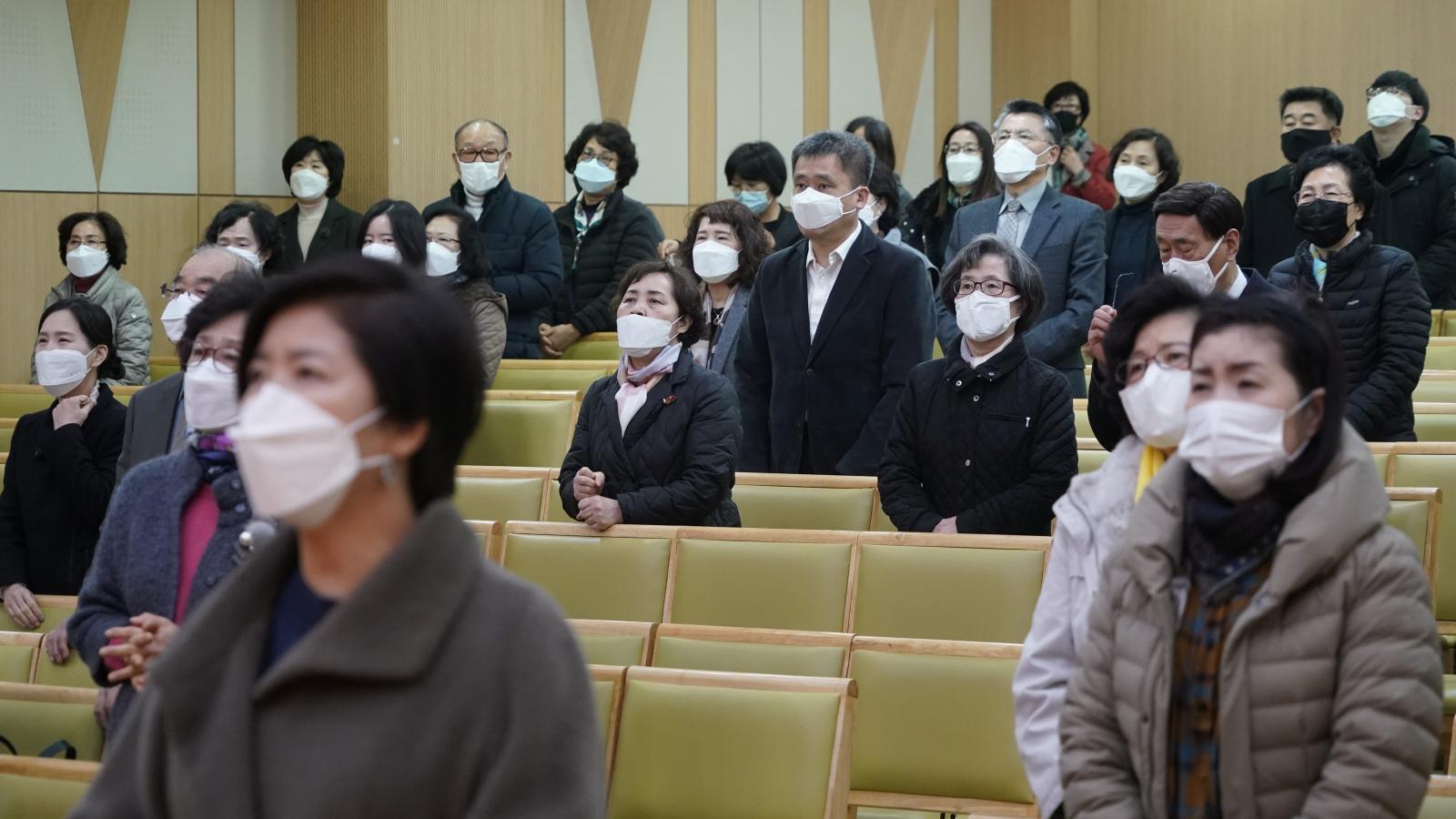 กรมควบคุมและป้องกันโรคเกาหลี (KCDC) รายงานความคืบหน้าสถานการณ์การแพร่ระบาดของไวรัสโควิด 19 ล่าสุดพบผู้ติดเชื้อรายใหม่มากกว่า 50 รายที่มีส่วนเกี่ยวข้องกับโบสถ์อีกครั้ง!