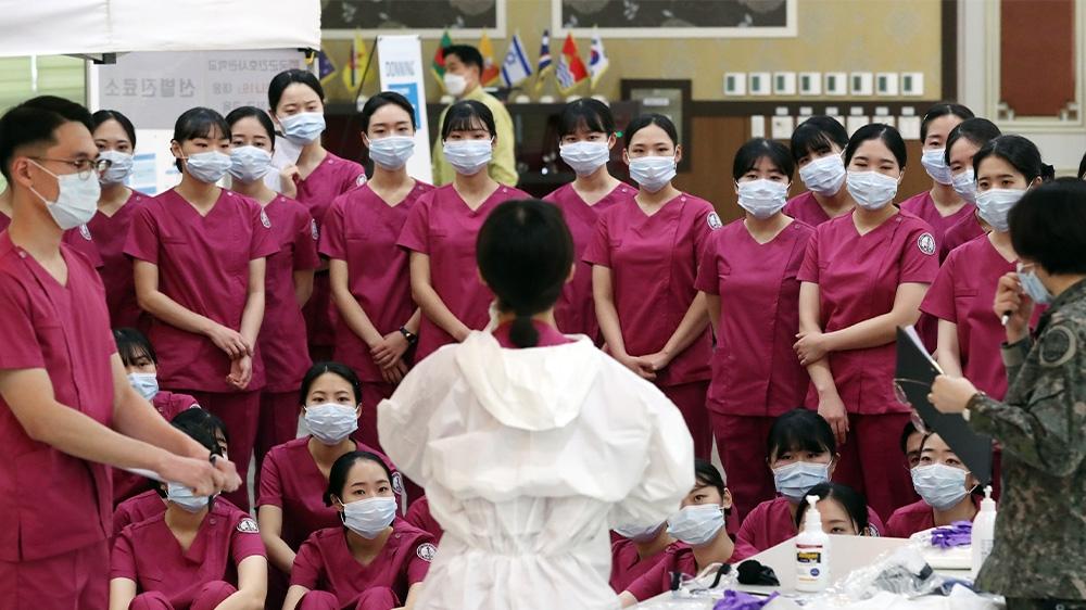 เมื่อวันศุกร์ที่ผ่านมาเกิดการประท้วงของแพทย์เกาหลีกว่า 1000 คน โดยมีสาเหตุมาจากนโยบายเพิ่มจำนวนแพทย์ของรัฐบาล ด้านสมาคมแพทย์เกาหลีกล่าวว่า นโยบายนี้ไม่สามารถแก้ไขปัญหาระบบสาธารณสุขได้