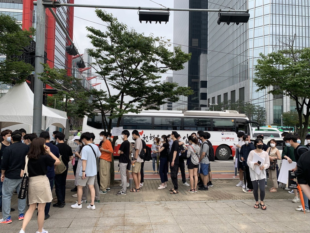 เมื่อวันศุกร์ที่ผ่านมาเกิดการประท้วงของแพทย์เกาหลีกว่า 1000 คน โดยมีสาเหตุมาจากนโยบายเพิ่มจำนวนแพทย์ของรัฐบาล ด้านสมาคมแพทย์เกาหลีกล่าวว่า นโยบายนี้ไม่สามารถแก้ไขปัญหาระบบสาธารณสุขได้