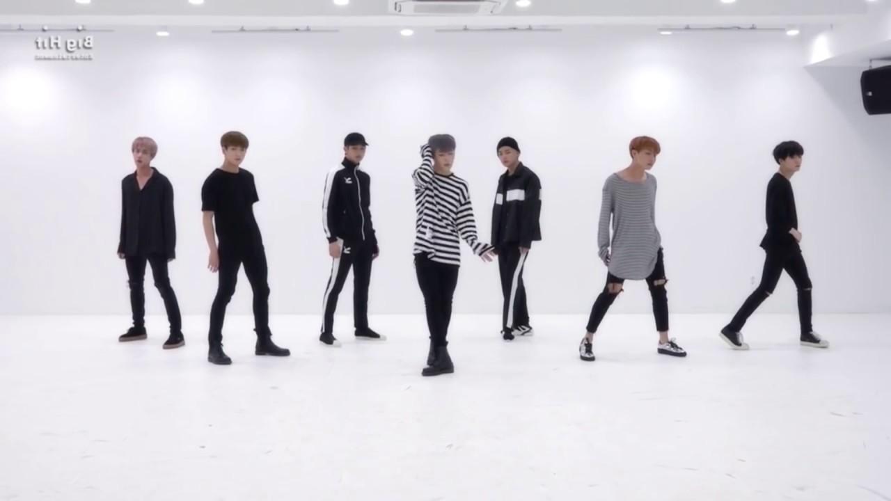 กลุ่มนักเต้นในสตูดิโอลายเส้นขาวดำ แสดงท่าเต้นแบบมีศิลปะและเป็นเอกลักษณ์ท่ามกลางผนังสีขาว แสดงถึงการฝึกฝนและการเต้นสมัยใหม่