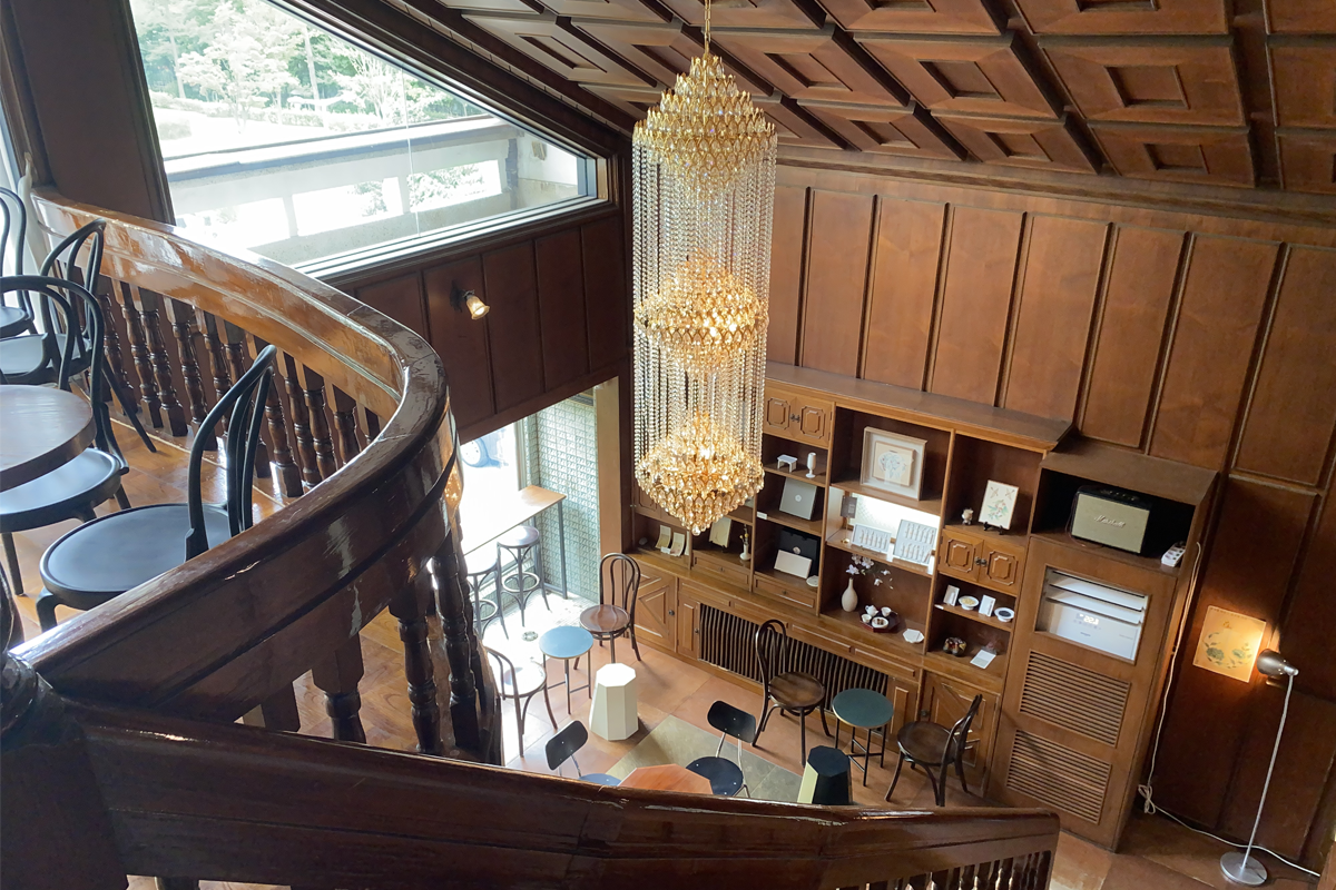 從延南磨坊的二樓俯視整個空間,華麗的吊燈使其充滿現代感與奢華。