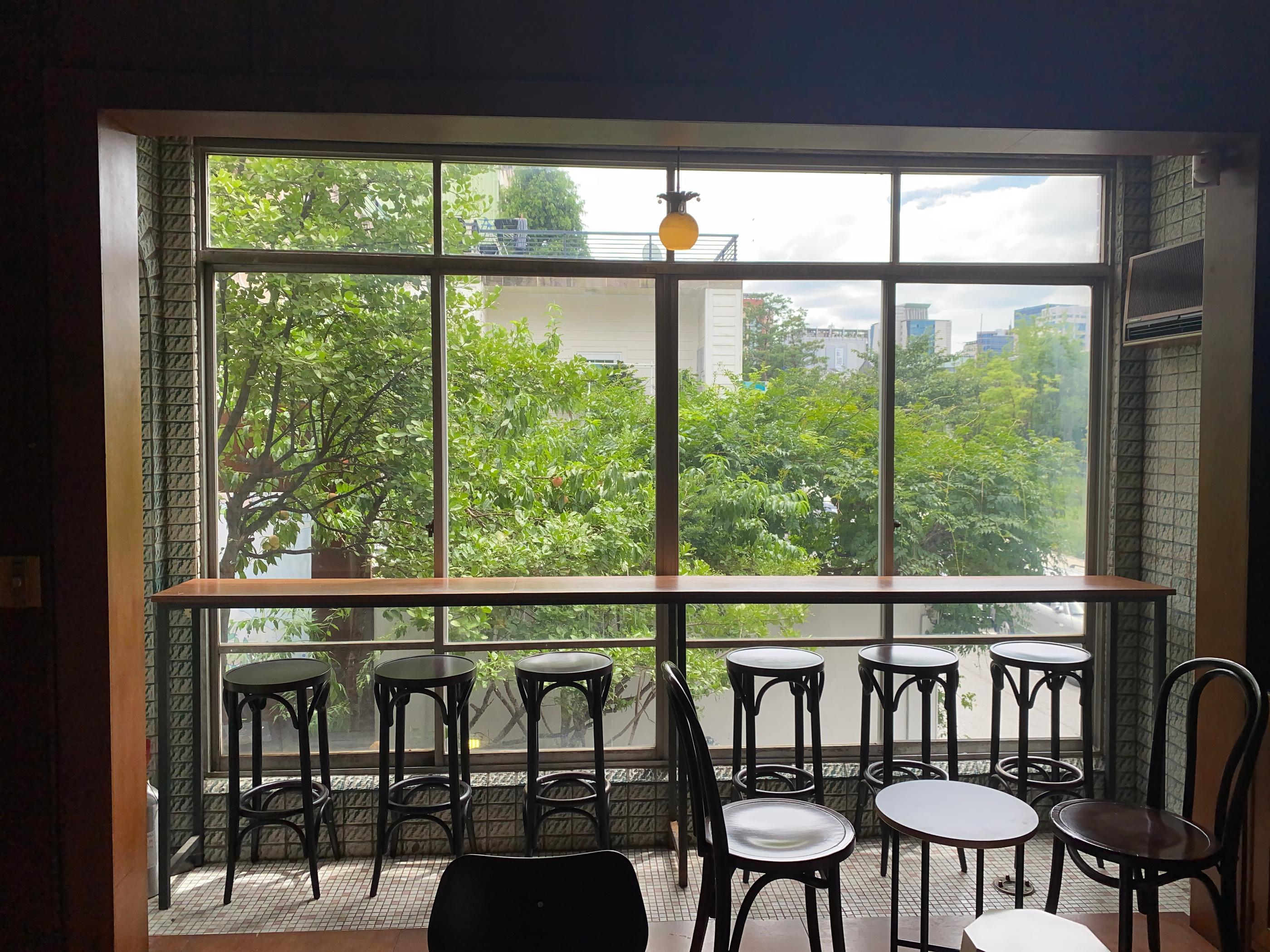 ヨンナム洞 カフェ｜ヨンナムバンアッカン、カフェ、ソウルカフェ、ヨンナム洞カフェ、静かなカフェ、景色の良いカフェ、ホンデ入口駅カフェ、ホンデカフェ、ヨンナム洞名所、延南洞カフェ、延南洞