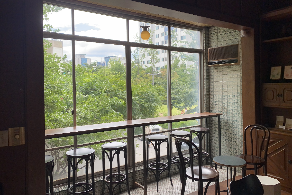 從延南磨坊的窗戶向外望去,看到延南公園的綠景,是拍攝的絕佳景點。