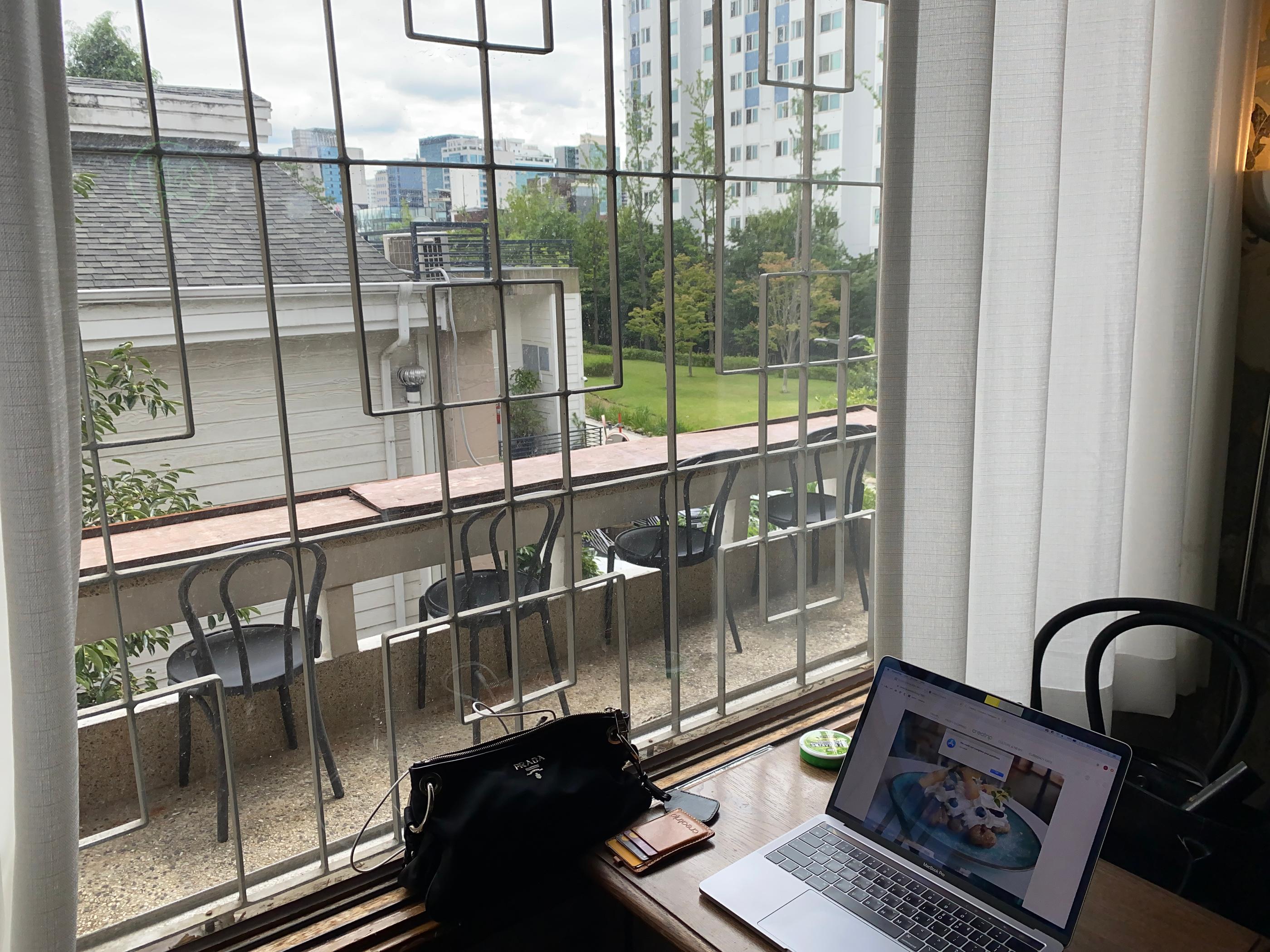 ヨンナム洞 カフェ｜ヨンナムバンアッカン、カフェ、ソウルカフェ、ヨンナム洞カフェ、静かなカフェ、景色の良いカフェ、ホンデ入口駅カフェ、ホンデカフェ、ヨンナム洞名所、延南洞カフェ、延南洞