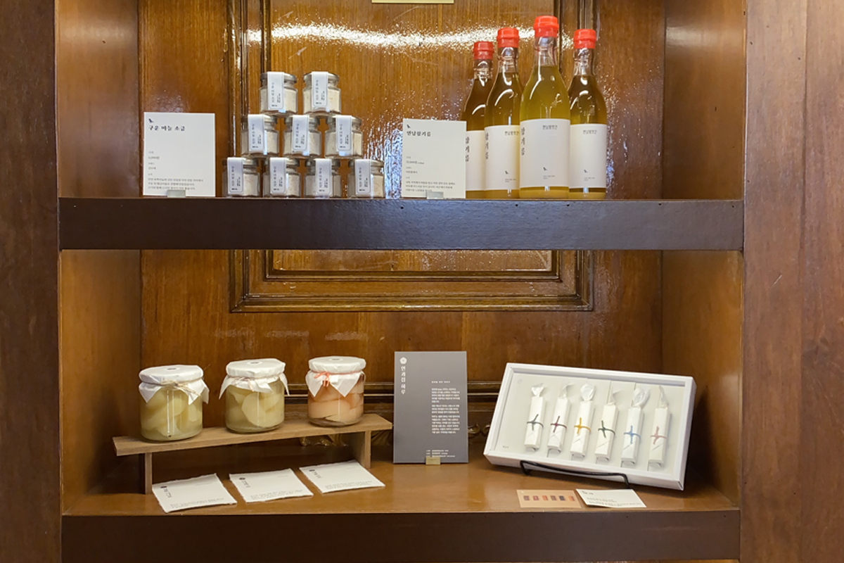 延南磨坊內部的產品展示架,擺放著各式調味料和設計精美的物品。