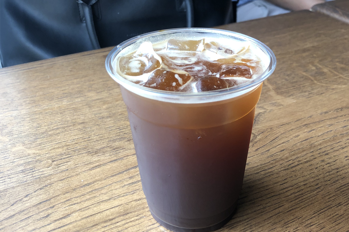 在延南磨坊品嚐的冰美式咖啡,展示其清新簡單的裝飾與品味。