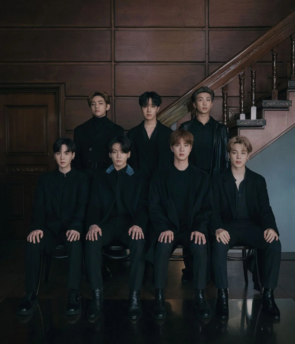 BTS在延南磨坊拍攝寫真集時以復古木牆為背景的雜誌封面照片。