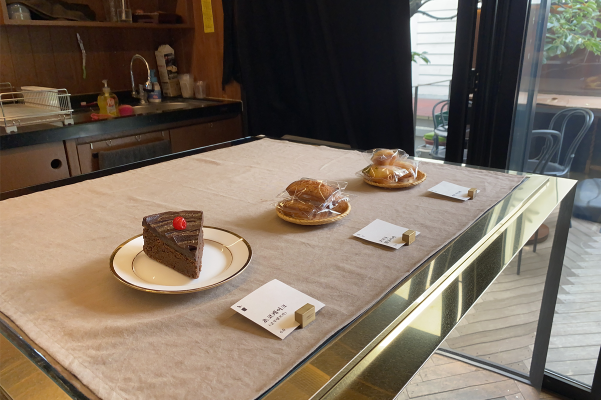 延南磨坊內部展示的蛋糕和糕點,置於桌上精緻擺盤的樣子。