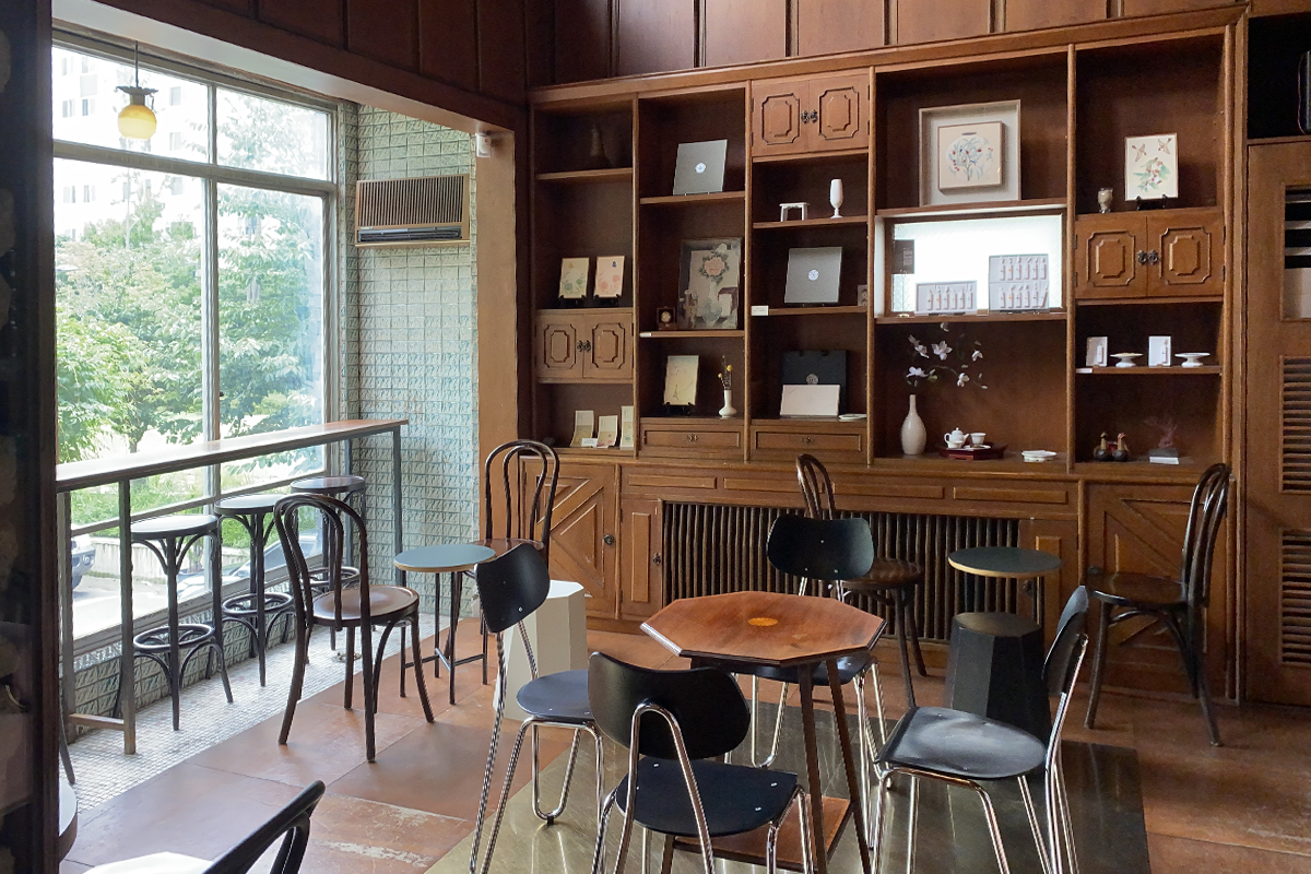 延南磨坊二樓咖啡廳區域,座椅與窗戶巧妙融合,提供舒適的景觀視野。