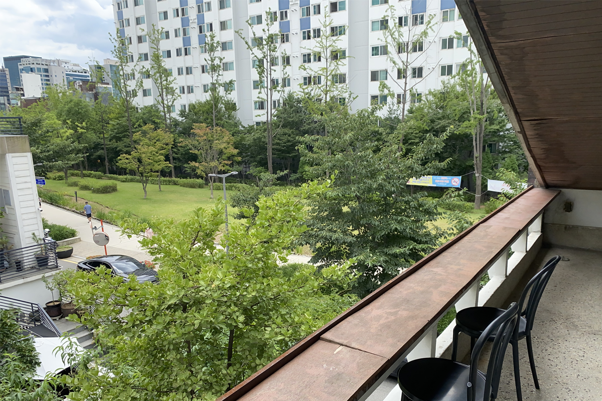 延南磨坊的室外座位,適合在陽光明媚的日子享受戶外飲品與風景。