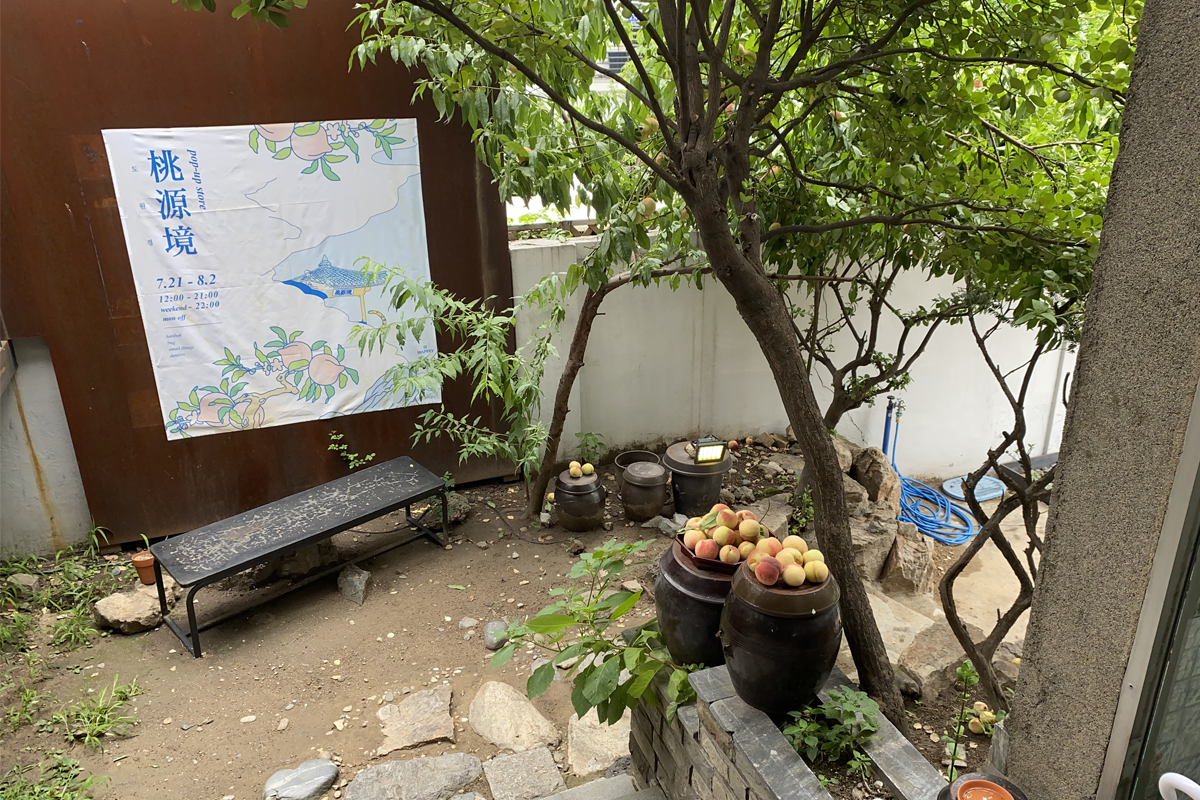 延南磨坊舒適的戶外庭院,用陶罐和綠沙像裝飾,擺設風格自然。