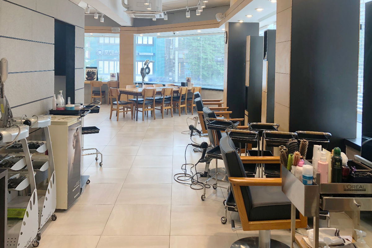 MERCY HAIR内部宽敞的美发空间，整洁、现代的设计。