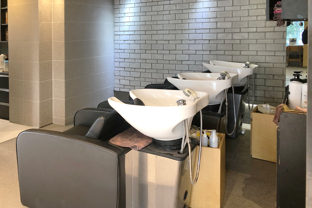 MERCY HAIR内的洗发区域，井然有序的洗发设备。