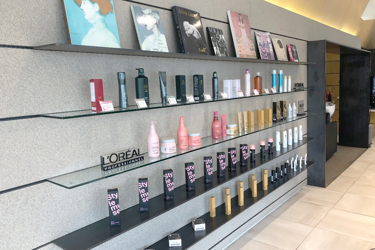 MERCY HAIR美容院中的美容产品展示架，展示了各种护发和造型产品。