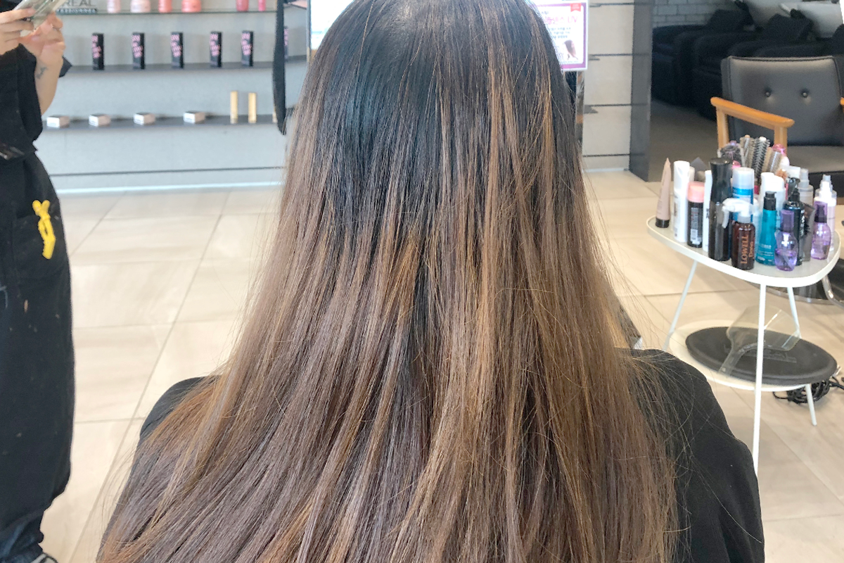 MERCY HAIR中顾客进行美发前的头发状态，显示了修剪和染色的需调整部分。