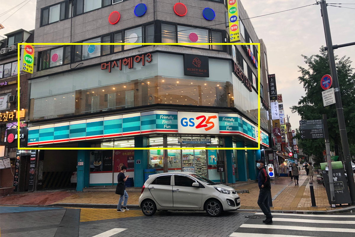 MERCY HAIR位于建筑二楼的外部视图，提示访客正确的入入口。