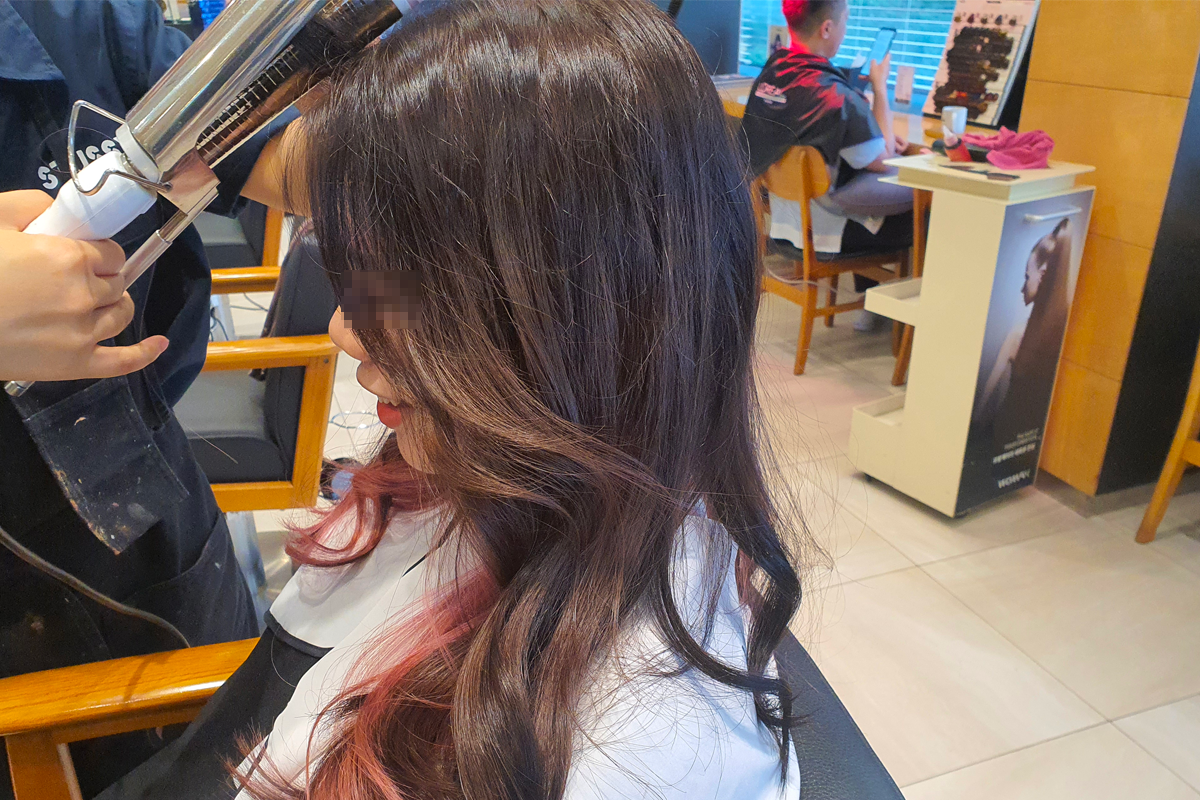 美发护理后，顾客的头发颜色变得活泼而具现代感，在MERCY HAIR完成的造型。