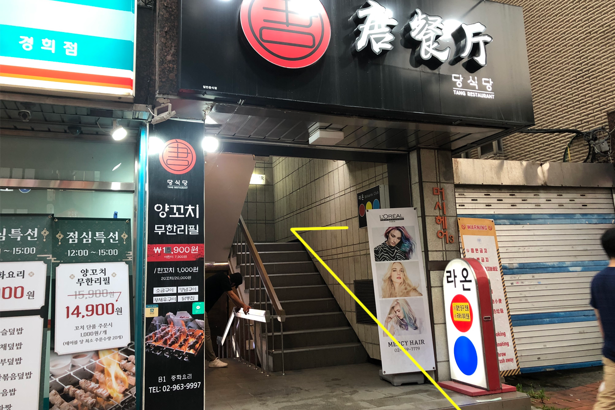 MERCY HAIR所在楼层的入口楼梯，显示演变后的美容院可达性。