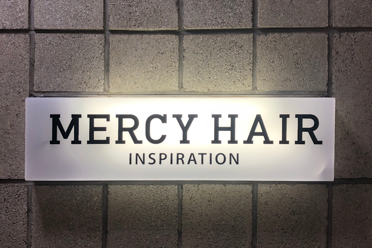 MERCY HAIR美容院标志,位于韩国首尔庆熙大学附近，提供专业美发服务的场所。