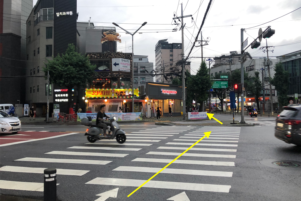 从回基站方向走向MERCY HAIR美容院的路标指引，供到访者参考。