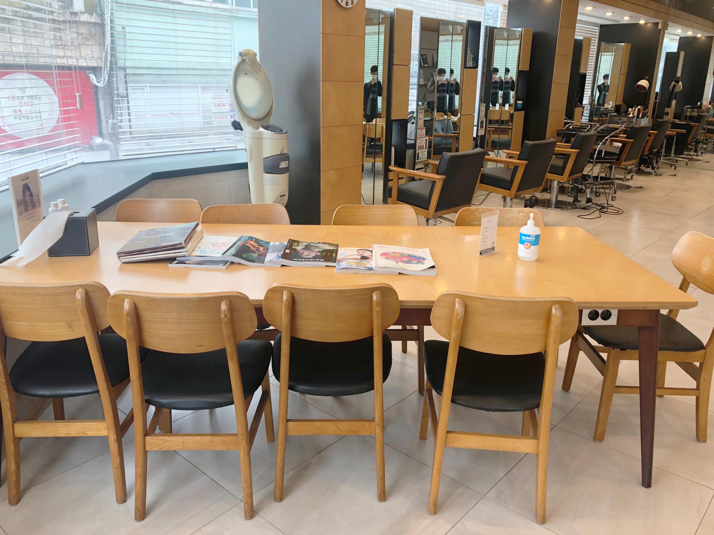 Affordable Hair Salon Frequented By Local Students. Get Your Hair Coloured At Great Prices! hoegi station, kyung hee university, khu, hair salon, korean hairstyles, dongdaemun